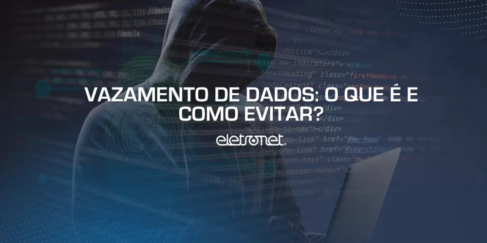 Imagem de um hacker segurando notebook, realizando um ataque de vazamento de dados.